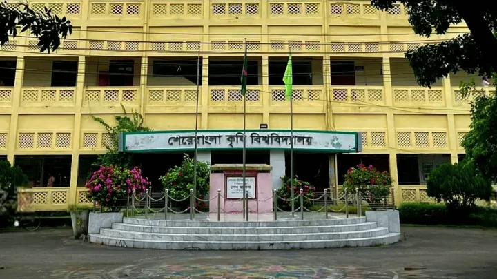 শেকৃবির ৬ শিক্ষককে বহিষ্কার