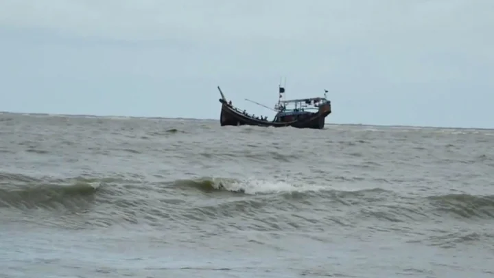 নেটওয়ার্কের বাইরে গভীর সমুদ্র, দুর্যোগের আগাম বার্তা পান না জেলেরা