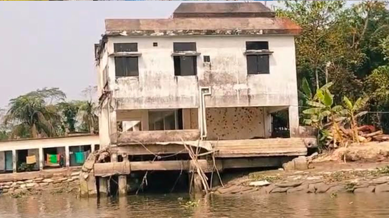 দেউরি সরকারি প্রাথমিক বিদ্যালয় কাম সাইক্লোন শেল্টারটির একাংশ ২০২১ সালে বিষখালী নদীতে ধসে পড়ে। ছবি: এশিয়া পোস্ট