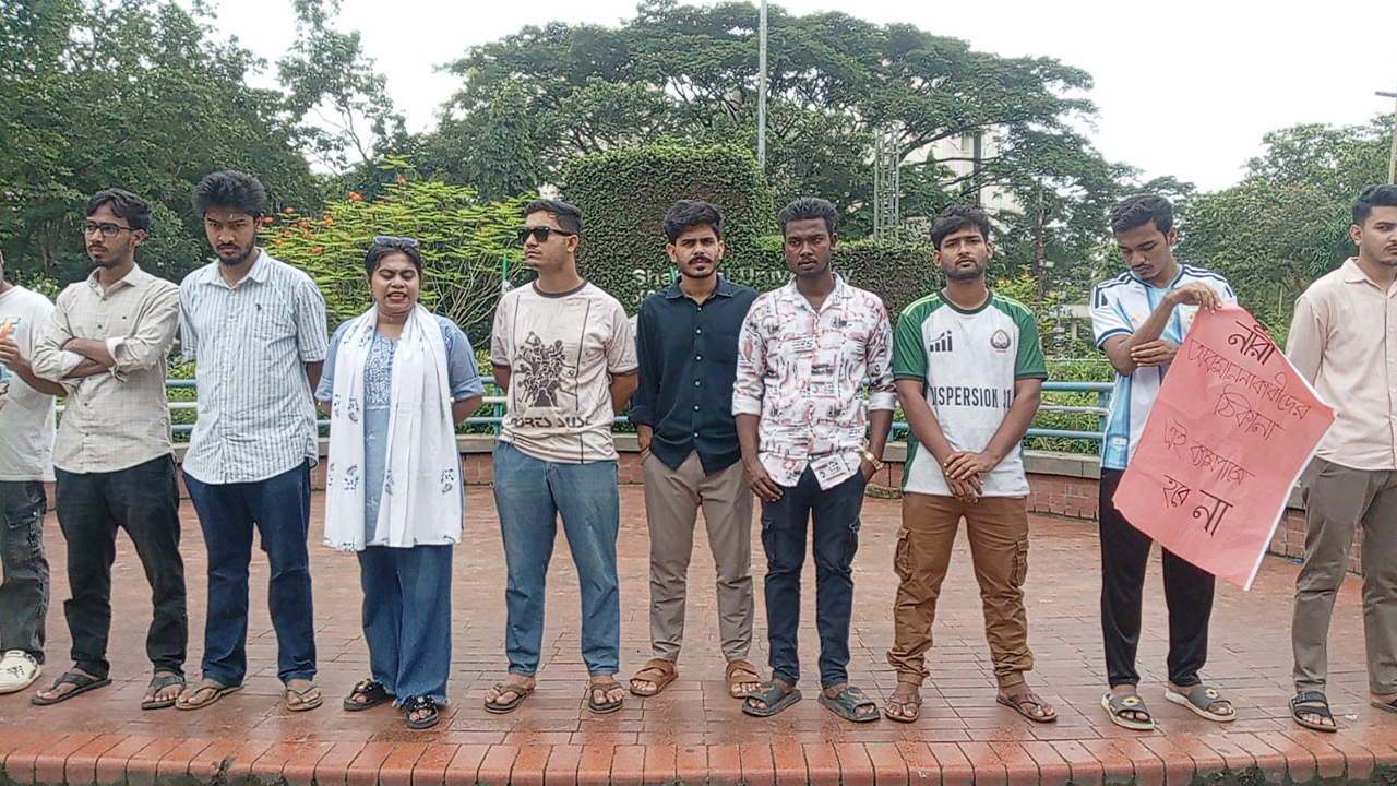 শাবিপ্রবিতে ছাত্রশক্তি নেতার শাস্তির দাবিতে বিক্ষোভ