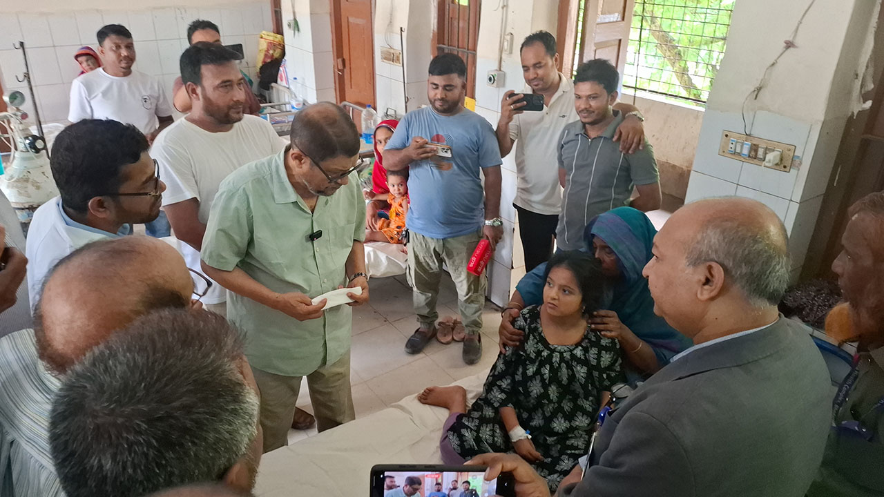 শরীয়তপুরের ভেদরগঞ্জ উপজেলা স্বাস্থ্য কমপ্লেক্স পরিদর্শনে স্বাস্থ্যমন্ত্রী সরদার মো. সাখাওয়াত হোসেন। ছবি : এশিয়া পোস্ট