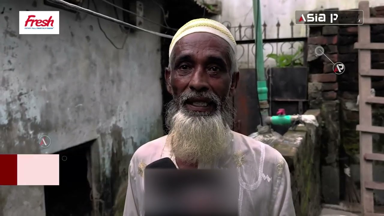 বাড়ির গেটে প্রতিবেশীর উঁচু প্রাচীর, মই বেয়ে যাতায়াত বৃদ্ধ দম্পতির