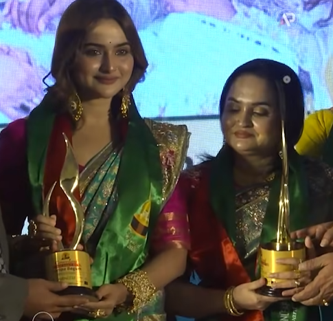 অ্যাওয়ার্ড হাতে মায়ের সঙ্গে অভিনেত্রী কেয়া পায়েল।