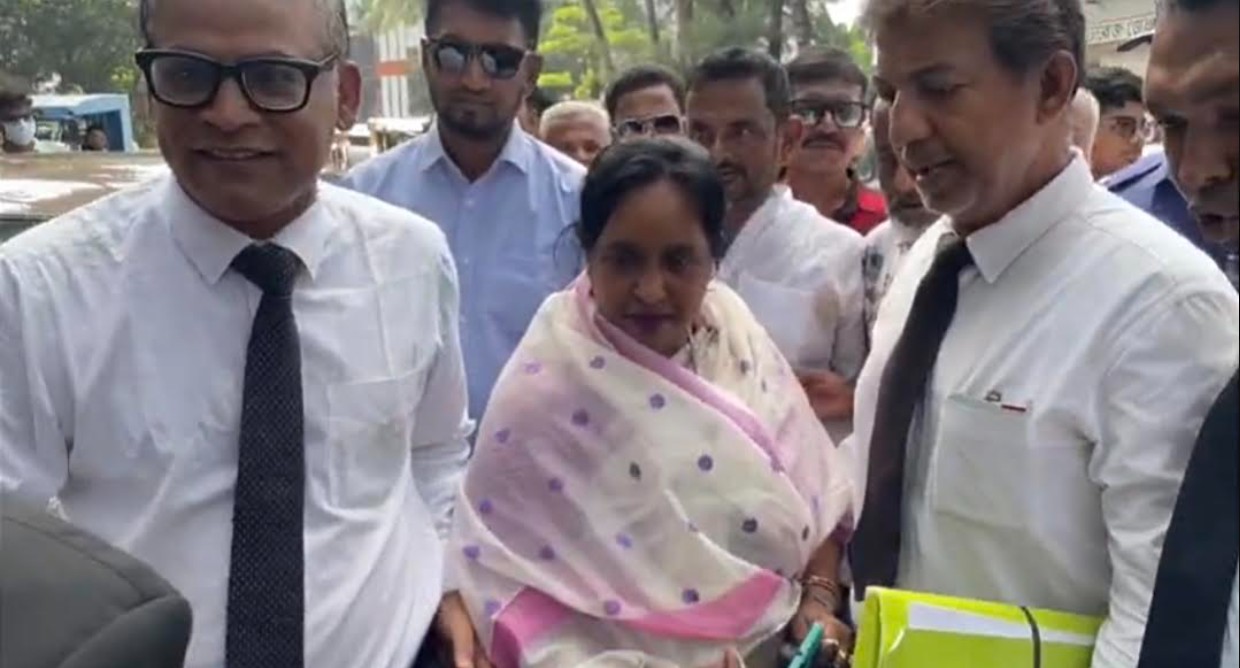 নারায়ণগঞ্জ জেলা ও দায়রা জজ আদালতে সেলিনা হায়াৎ আইভী। ডান পাশে অ্যাডভোকেট জিয়াউল ইসলাম কাজল। ছবি : এশিয়া পোস্ট