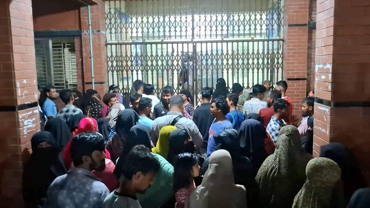 পালং মডেল থানা ঘেরাও করে গ্রাহকদের বিক্ষোভ। ছবি : এশিয়া পোস্ট