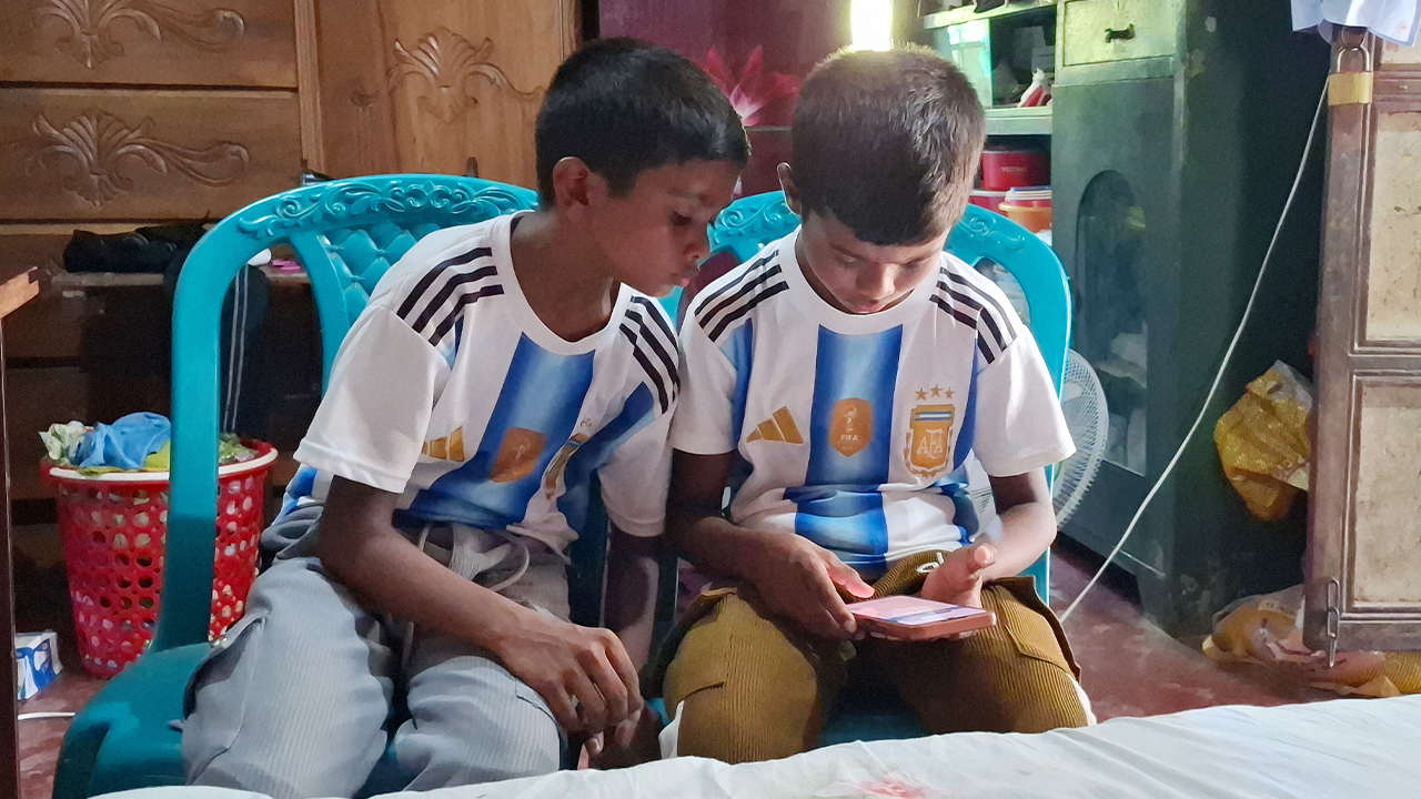 ইউটিউব দেখে অ্যাপস তৈরি শিখছে দুই ভাই তাফসির ও তানভির। ছবি: এশিয়া পোস্ট