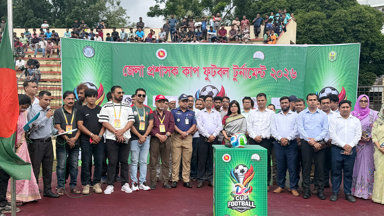 বৃষ্টির মধ্যেও সাতক্ষীরায় জেলা প্রশাসক কাপ ফুটবলে হাজারো দর্শক