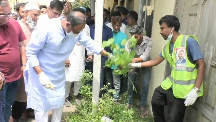 টাঙ্গাইলে হাসপাতালের আঙিনা পরিষ্কার করলেন প্রতিমন্ত্রী টুকু