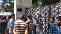 উত্তীর্ণ হয়েও বাদ ১২০ শিক্ষক, ডিসির বাসভবনের সামনে অবস্থান