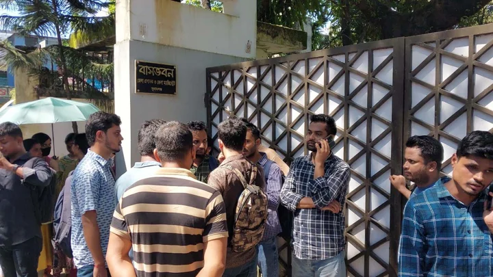 উত্তীর্ণ হয়েও বাদ ১২০ শিক্ষক, ডিসির বাসভবনের সামনে অবস্থান