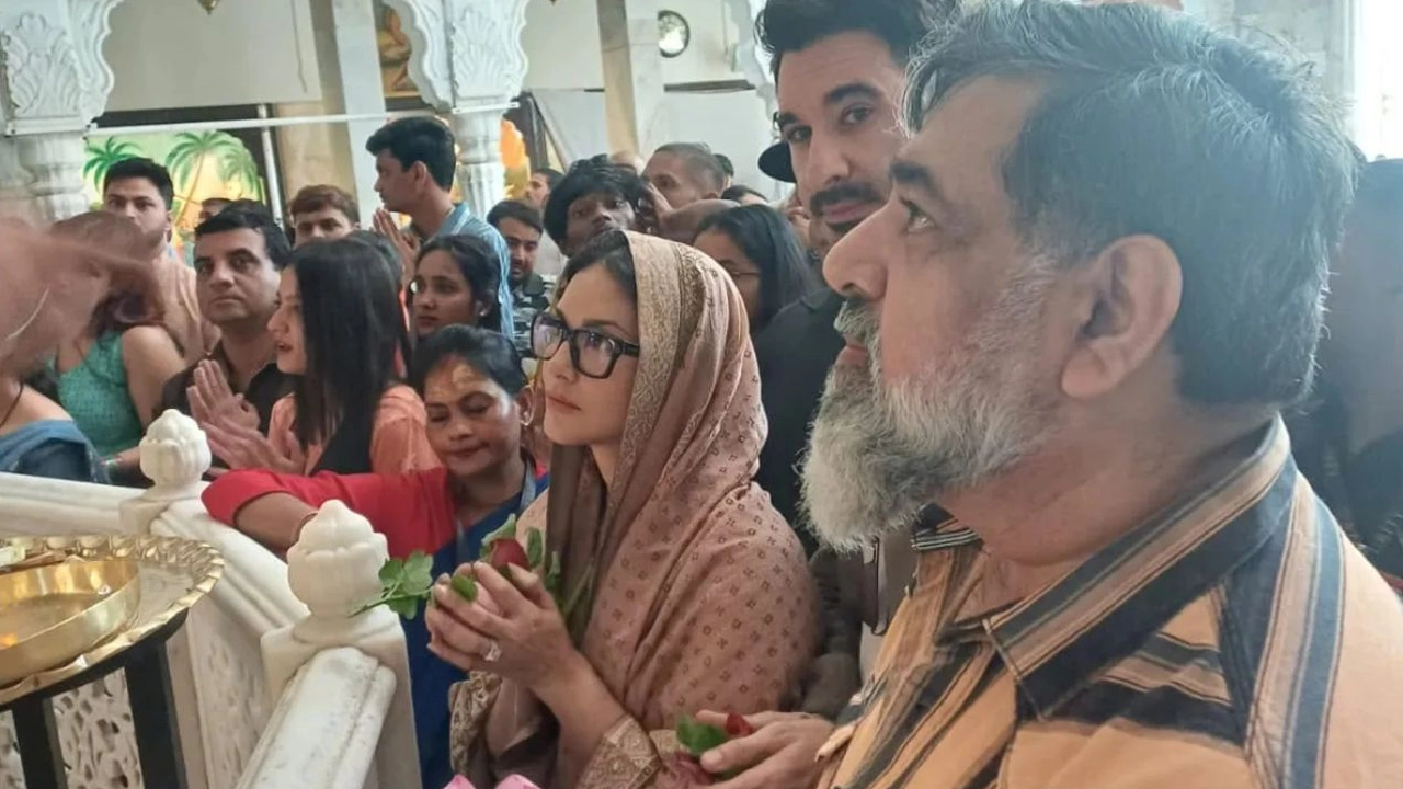 ঘোমটা দিয়ে মন্দিরে প্রার্থনায় সানি লিওন
