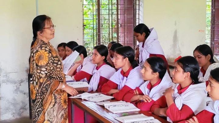 অবসরের ছয় বছর পরও চক-ডাস্টার হাতে শ্রেণিকক্ষে ইলা বড়ুয়া