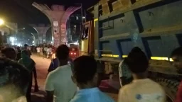 শপিং শেষে ফেরার পথে স্ত্রীর সামনেই ট্রাকচাপায় প্রাণ গেল স্বামীর