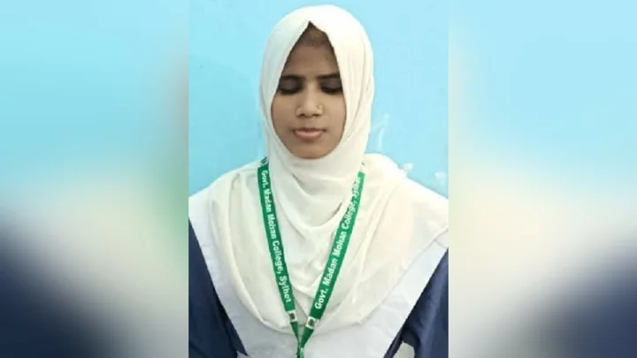 চোখে আলো নেই, তবুও জিপিএ-৫ পেলেন মৌমি