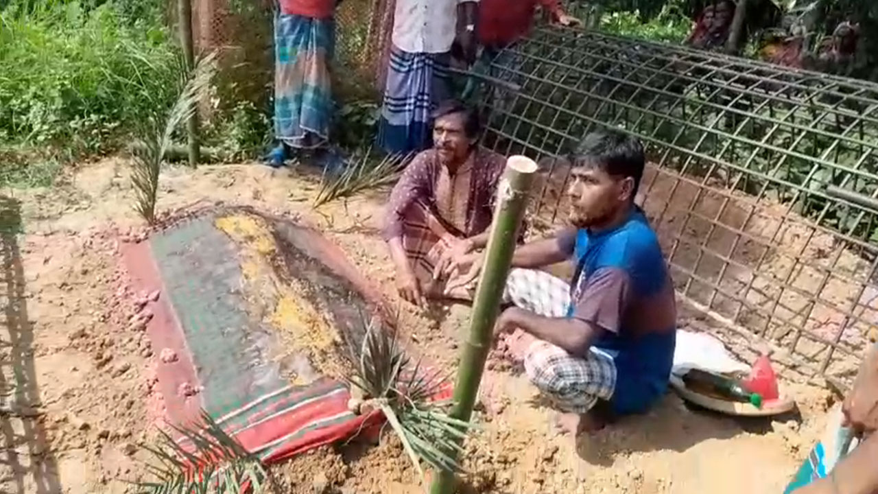সাপের কামড়ে মৃত নারীকে ‘জীবিত’ করতে কবরে ওঝার ঝাড়ফুঁক