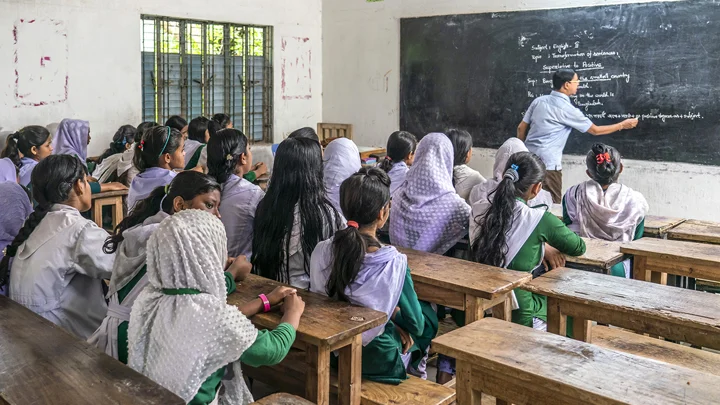 বিশ্ব শিক্ষক দিবস ২০২৬: আমাদের শিক্ষকের পাশে দাঁড়াতেই হবে