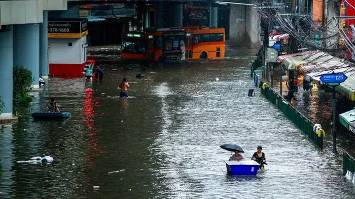 বন্যায় তলিয়ে গেছে থাইল্যান্ডের রাজধানী, ৫০ জেলাকে দুর্যোগপূর্ণ ঘোষণা