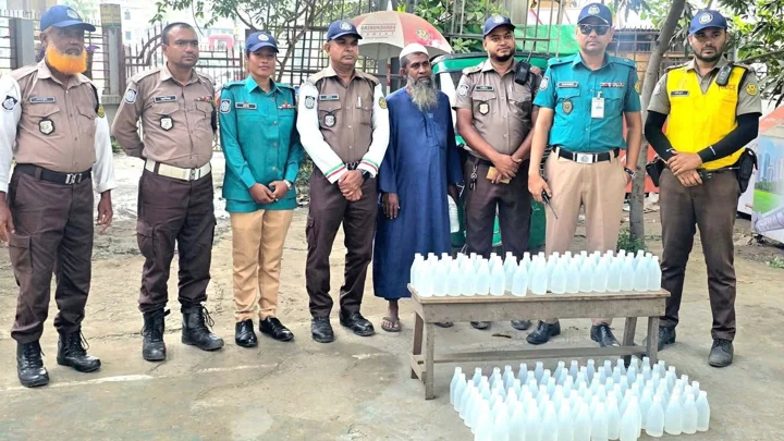 রাজধানীতে ১৪৪ বোতল মদসহ ইসলামী আন্দোলন বাংলাদেশের কর্মী আটক