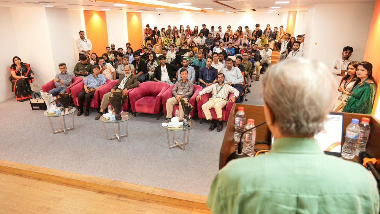ইউআইইউতে ‘ভালোবাসায় বাড়ানো হাত’ বই পর্যালোচনা প্রতিযোগিতার পুরস্কার বিতরণ
