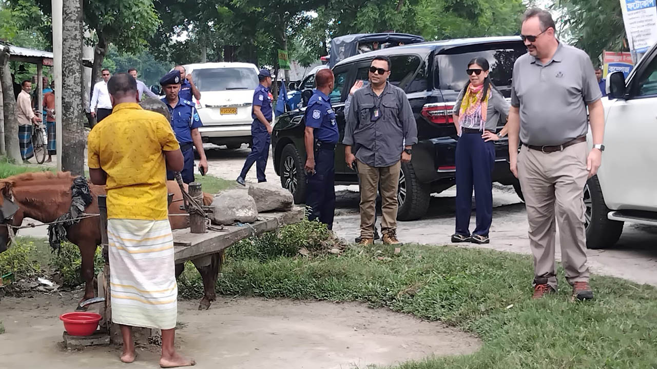 ঐতিহ্যবাহী তেলের ঘানি ঘুরে দেখেন মার্কিন রাষ্ট্রদূত ব্রেন্ট টি. ক্রিস্টেনসেন। ছবি : এশিয়া পোস্ট