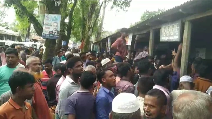 কুড়িগ্রামে সার নিয়ে হট্টগোল, ডিলারের গুদামে ভাঙচুর