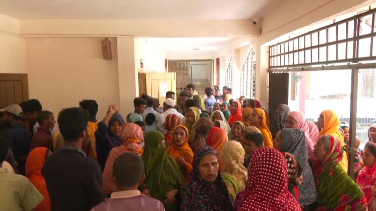 গ্রামপুলিশ নিয়োগে অনিয়মের অভিযোগ, ইউনিয়ন পরিষদ ঘেরাও