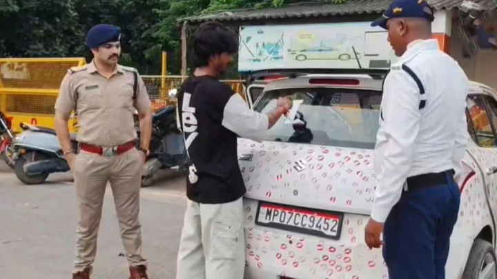 গাড়িতে প্রেমিকার ৩ হাজার ৪০০ চুম্বনের দাগ, রাস্তায় নামতেই পুলিশের মামলা