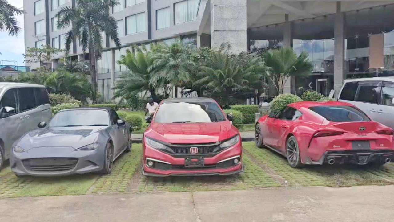 জব্দ করা তিন গাড়ি। ছবি : এশিয়া পোস্ট