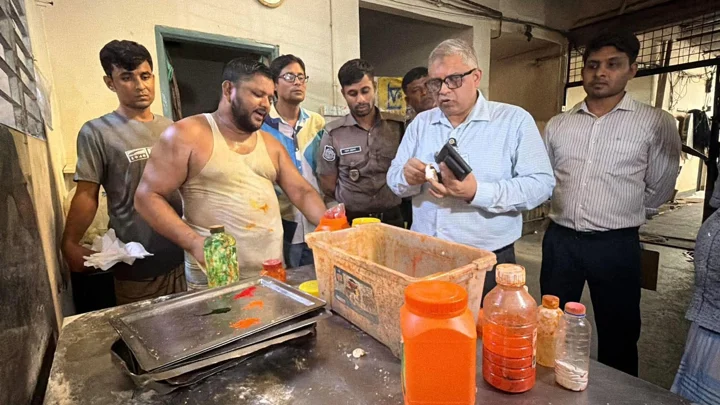 রাজধানীতে মিষ্টির দোকানে নানা অনিয়ম, দেড় লাখ টাকা জরিমানা