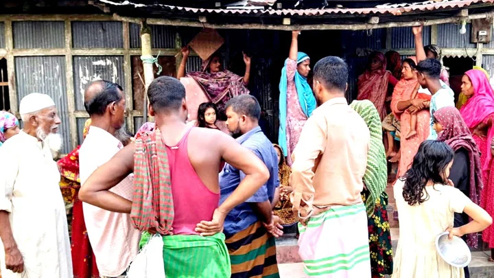 ফ্যামিলি কার্ডের ছবি তোলার কথা বলে নারীর স্বর্ণের দুল ছিনতাই