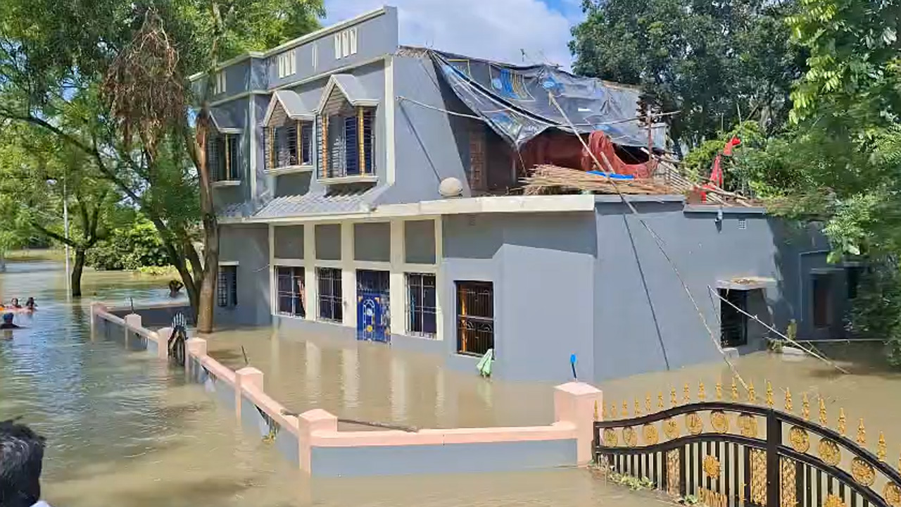 পশ্চিমবঙ্গে বন্যায় মূলত ক্ষতিগ্রস্ত হয়েছে মালদা জেলা। ছবি: এশিয়া পোস্ট