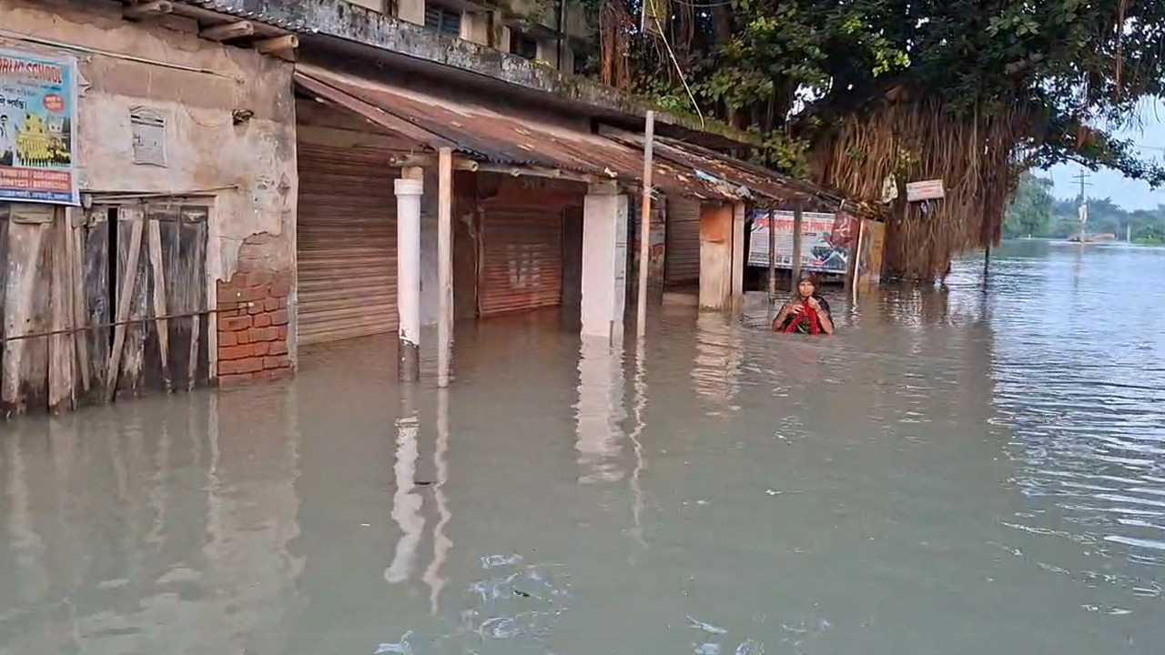 ফরাক্কা ব্যারেজের ১০৯টি গেট গত বৃহস্পতিবার থেকে খুলে দেওয়া হয়েছে। এতে ব্যারেজের ডাউনস্ট্রিমে থাকা গ্রামগুলিতেও এখন নদীর পানি ঢুকছে। ছবি: এশিয়া পোস্ট