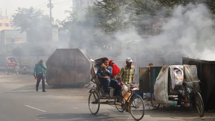 দূষিত বাতাসের তালিকায় পিছিয়েছে ঢাকা
