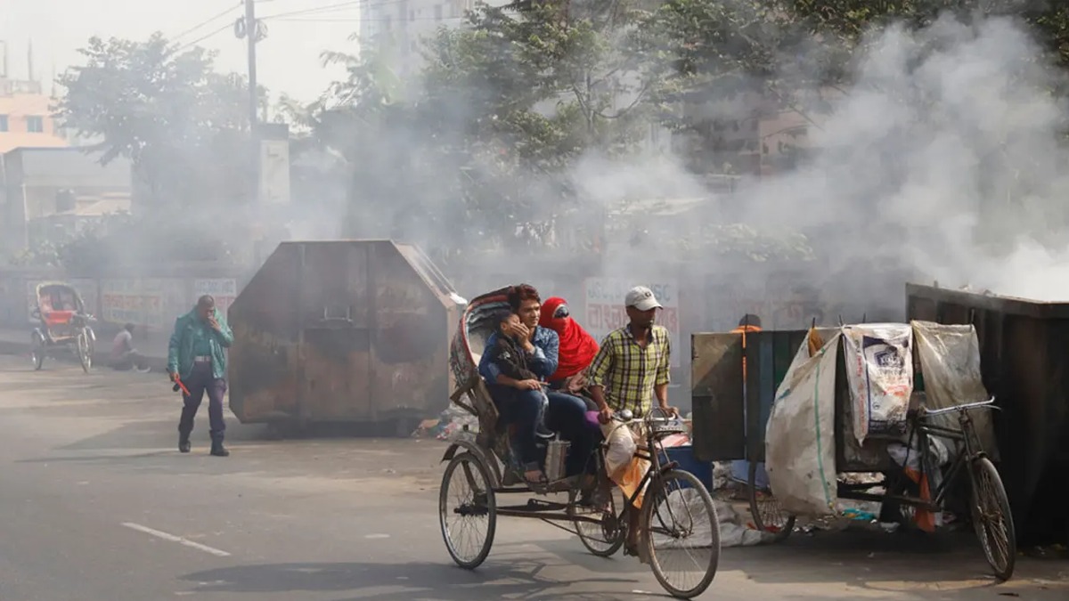 দূষিত বাতাসের তালিকায় পিছিয়েছে ঢাকা