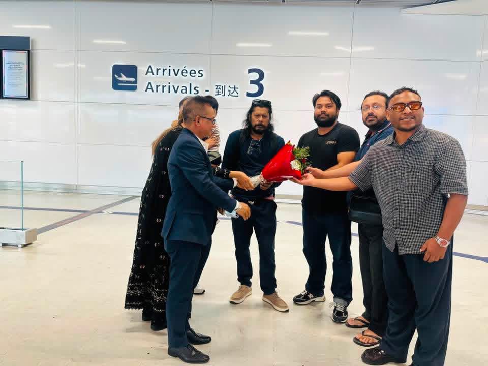 আয়োজকদের সঙ্গে নগর বাউল জেমস।