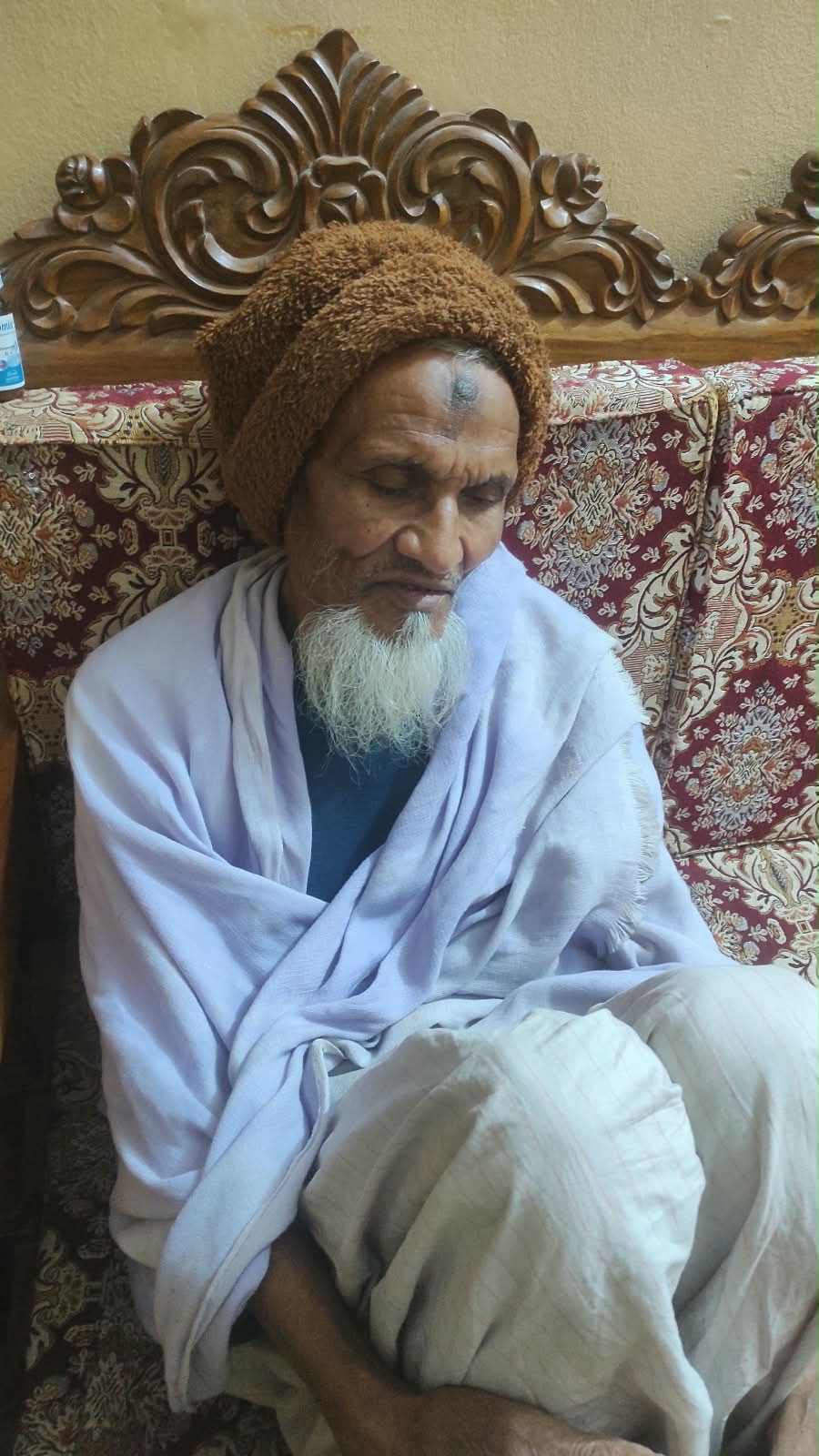 দুই ছেলেকে হারিয়ে বাবা আইনাল হক আজ মানসিক ও শারীরিকভাবে বিধ্বস্ত। ছবি: পারিবারিক সূত্রে পাওয়া