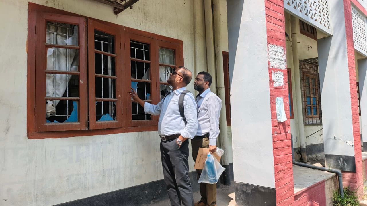 সংঘর্ষের ঘটনাস্থল পরিদর্শন করছেন তদন্ত কমিটির সদস্যরা। ছবি: এশিয়া পোস্ট