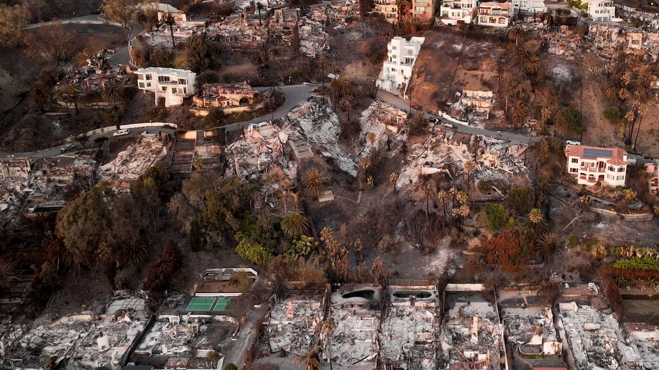 Wildfires-in-the-Loss-angeles-reduce-600-structures-to-ashes;-60,000-people-displaced