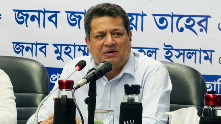 প্রধানমন্ত্রী স্রোতের বিরুদ্ধে গিয়ে সাঁতার কাটছেন: গণপূর্তমন্ত্রী