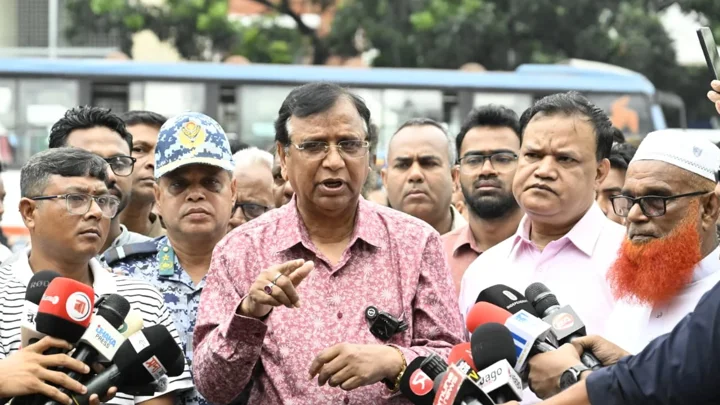 পল্টন মোড় থেকে নর্থ সাউথ রোড পর্যন্ত মূল সড়ক হকারমুক্ত ঘোষণা