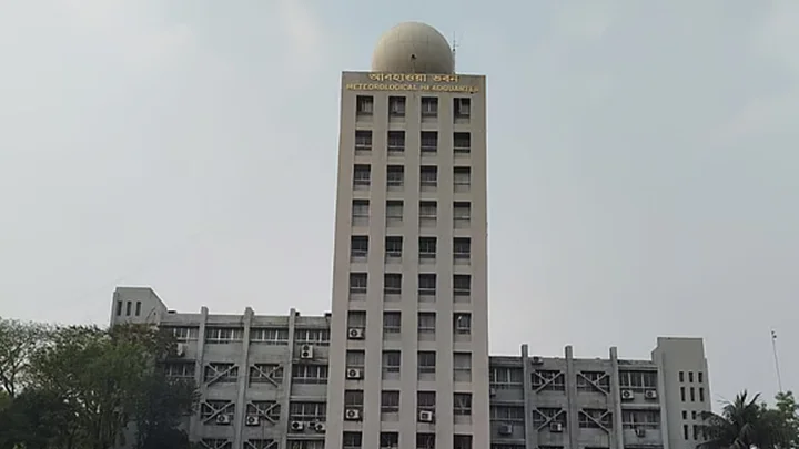 সমুদ্রবন্দরে ৩ নম্বর সতর্কসংকেত, গরম কমে ঢাকায় বৃষ্টি নামবে কবে
