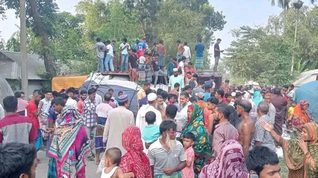 মালবাহী ট্রাক ও সিএনজিচালিত অটোরিকশার মুখোমুখি সংঘর্ষে ঘটনাস্থলে স্থানীয়দের ভিড়। ছবি: এশিয়া পোস্ট