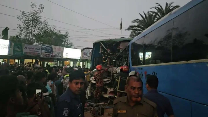 নাটোরে যাত্রীবাহী দুই বাসের সংঘর্ষে নিহত ১, আহত ১৫