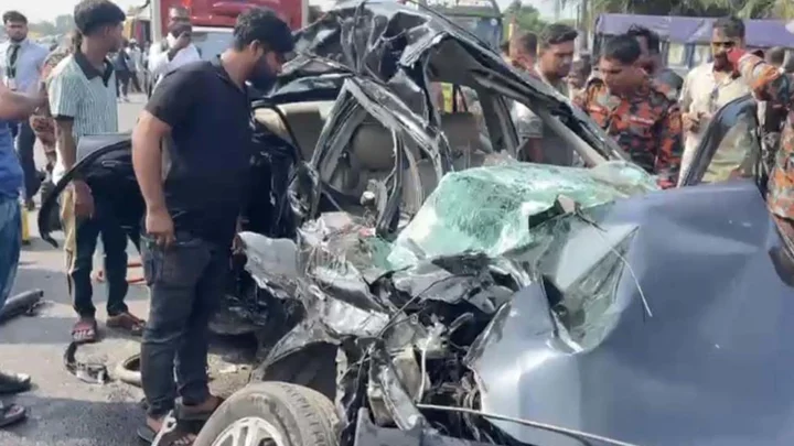 মুন্সীগঞ্জে বাস-প্রাইভেটকার সংঘর্ষে নিহত ৪
