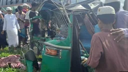 কিশোরগঞ্জে কাভার্ডভ্যান-অটোরিকশা সংঘর্ষে নিহত ৩
