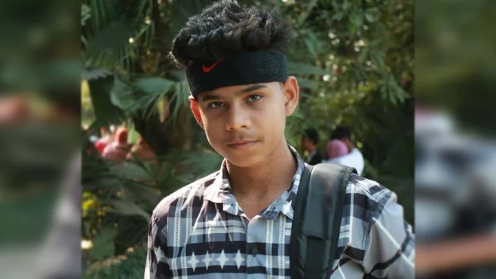 বাবার ভ্যান চালিয়ে বাড়ি ফেরার পথে প্রাণ গেল শিক্ষার্থীর
