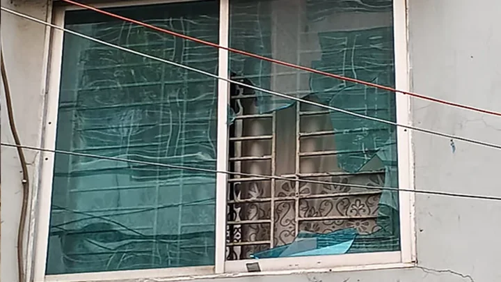 আদাবরে ‘বাসায় থাকিস, টাকা দিবি না’ বলেই বাড়ির ফটকে কোপানো শুরু
