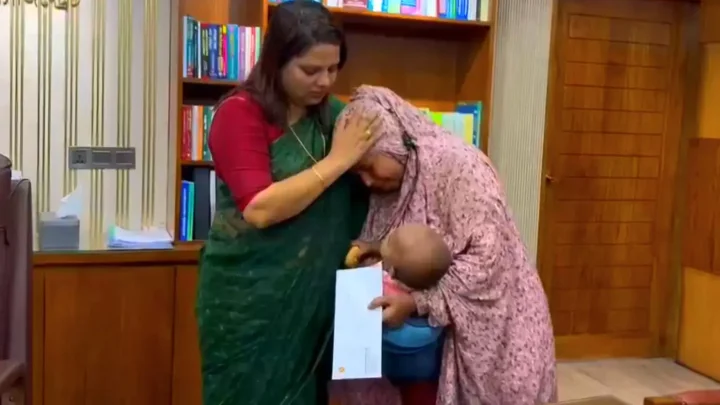রিক্সাচালক সেই সংগ্রামী মায়ের পাশে দাড়াল ঢাকা জেলা প্রশাসন