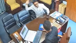 এক থাপ্পড়ে ঠিক করে দেব, প্রকল্প পরিচালককে ঠিকাদার
