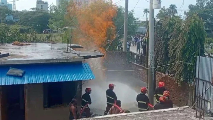কক্সবাজারে মাটি খুঁড়তেই আগুন, বিভিন্ন এলাকায় বিদ্যুৎ সরবরাহ বন্ধ